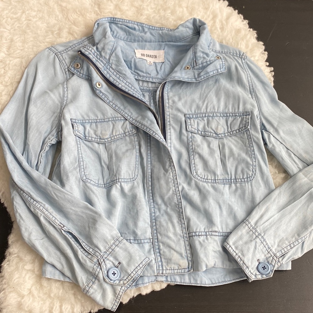 BB DAKOTA blue chambray zip up pocket jacket. Chambray utility zip jacket